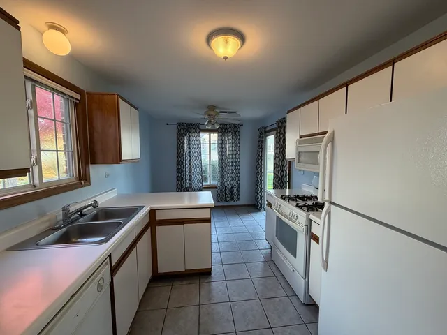 $2,190 | 311 Sheffield Court, Unit 1, Roselle, IL 60172