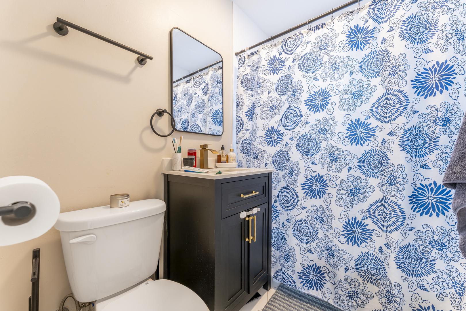 3227 Harrison Avenue Brookfield, IL 60513 - Photo 10 of 21 a bathroom with a toilet and a shower curtain