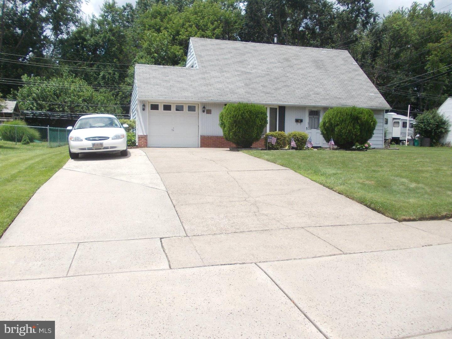 75 Harvest Road Levittown, PA 19056 - Photo 3 of 23 Driveway