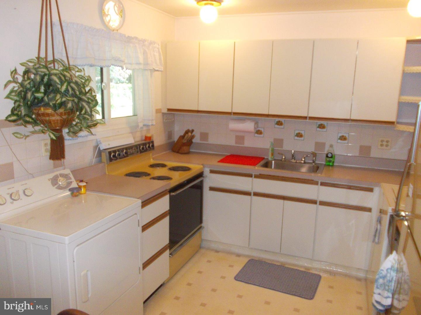 75 Harvest Road Levittown, PA 19056 - Photo 5 of 23 Kitchen