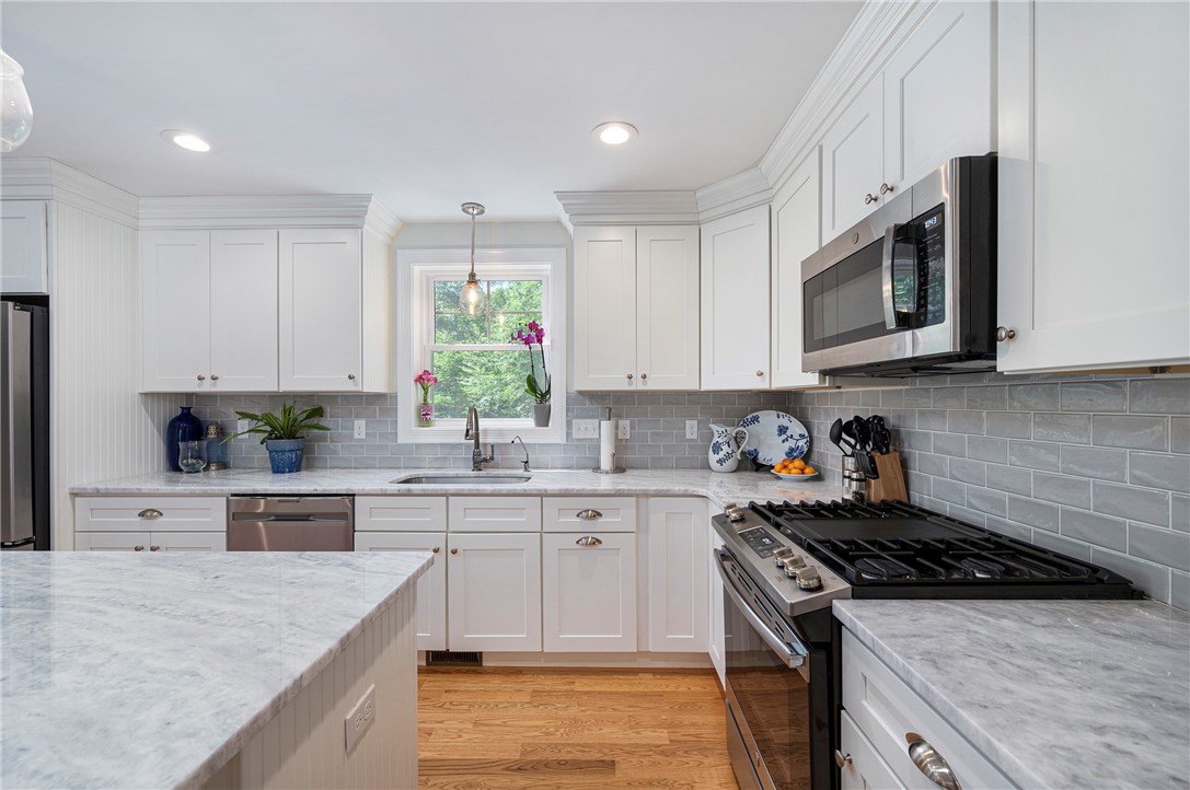 936 S Road East Greenwich, RI 02818 - Photo 11 of 31 Gas cooking