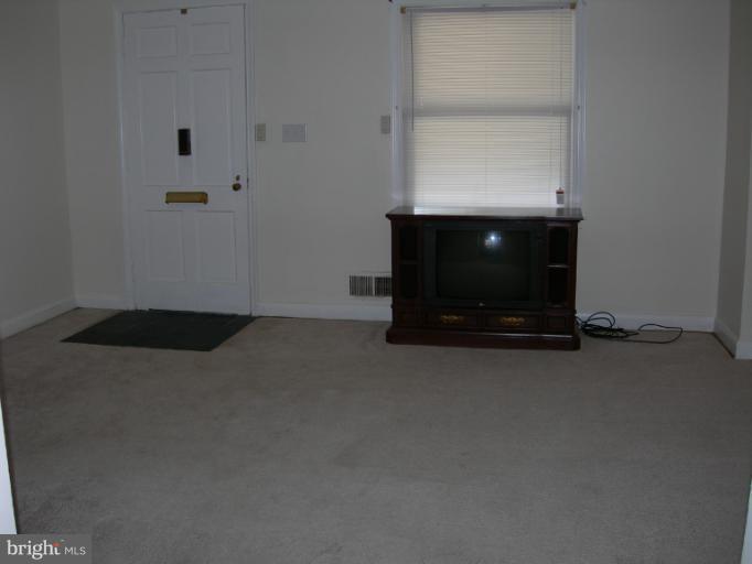 145 Riverthorn Road Baltimore, MD 21220 - Photo 12 of 17 Living Room