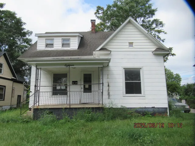 a view of back yard of the house