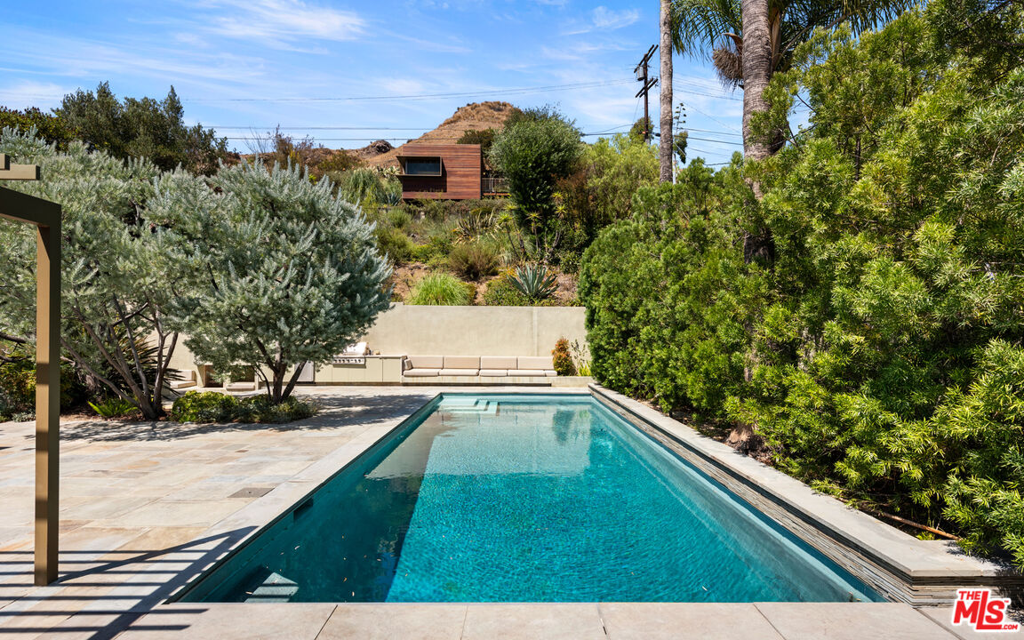 a view of an outdoor space