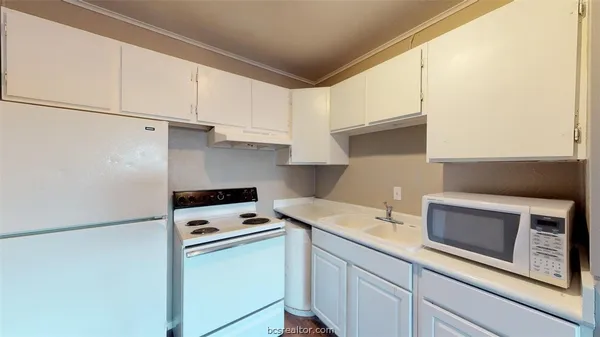 $725 | 204 Lynn Drive, Unit B, Bryan, TX 77801