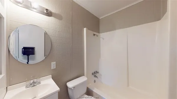 $725 | 204 Lynn Drive, Unit B, Bryan, TX 77801