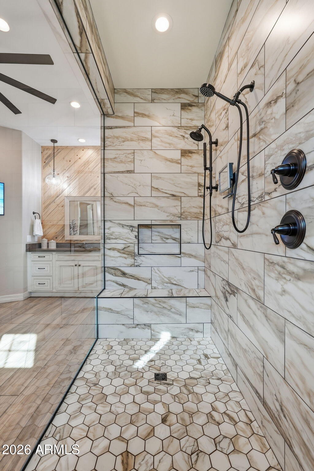 2674 East Hummingbird Way Gilbert, AZ 85297 - Photo 30 of 106 PrimaryBath_showerW2E