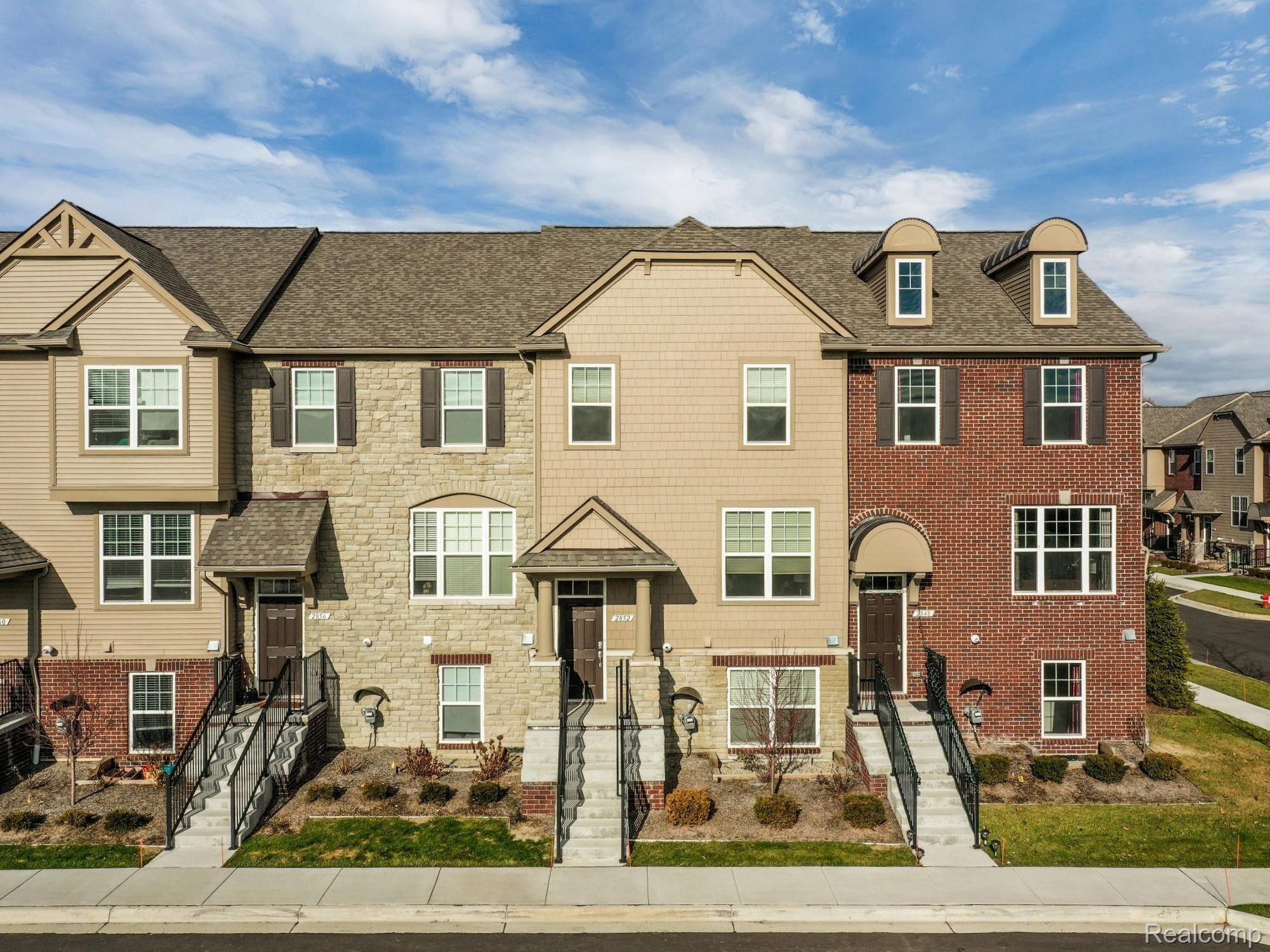 2852 Glenbar Circle Rochester, MI 48307 - Photo 3 of 41 3.jpg