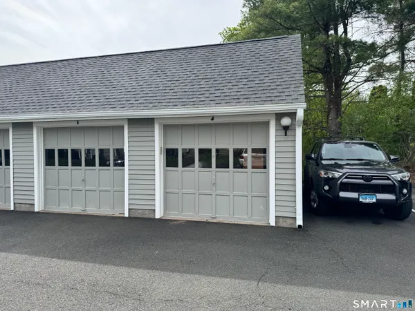 $2,600 | 11 Hilltop Drive, Unit 11, Simsbury, CT 06089
