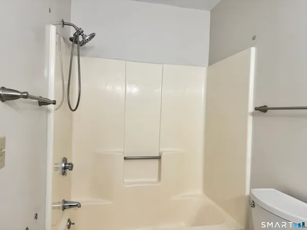 $2,600 | 11 Hilltop Drive, Unit 11, Simsbury, CT 06089