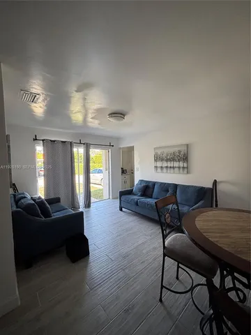 $1,350 | 4807 Ponce De Leon, Unit 1, Coral Gables, FL 33146