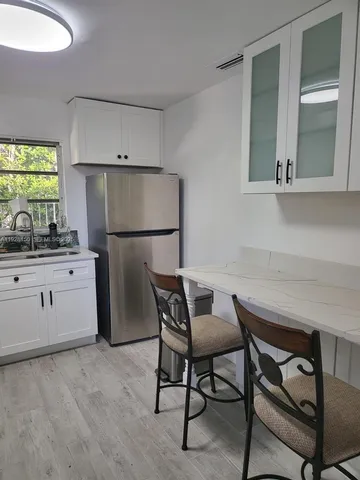 $1,350 | 4807 Ponce De Leon, Unit 1, Coral Gables, FL 33146