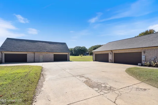 $925,000 | 2597 Oak Manor Drive, Hernando, MS 38632