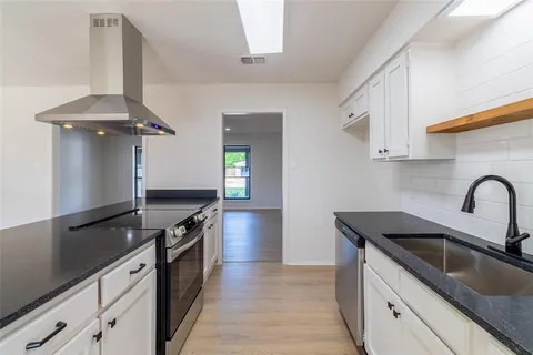 $318,900 | 220 Jeaneta Avenue, Benbrook, TX 76126