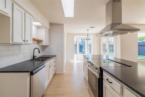 $318,900 | 220 Jeaneta Avenue, Benbrook, TX 76126