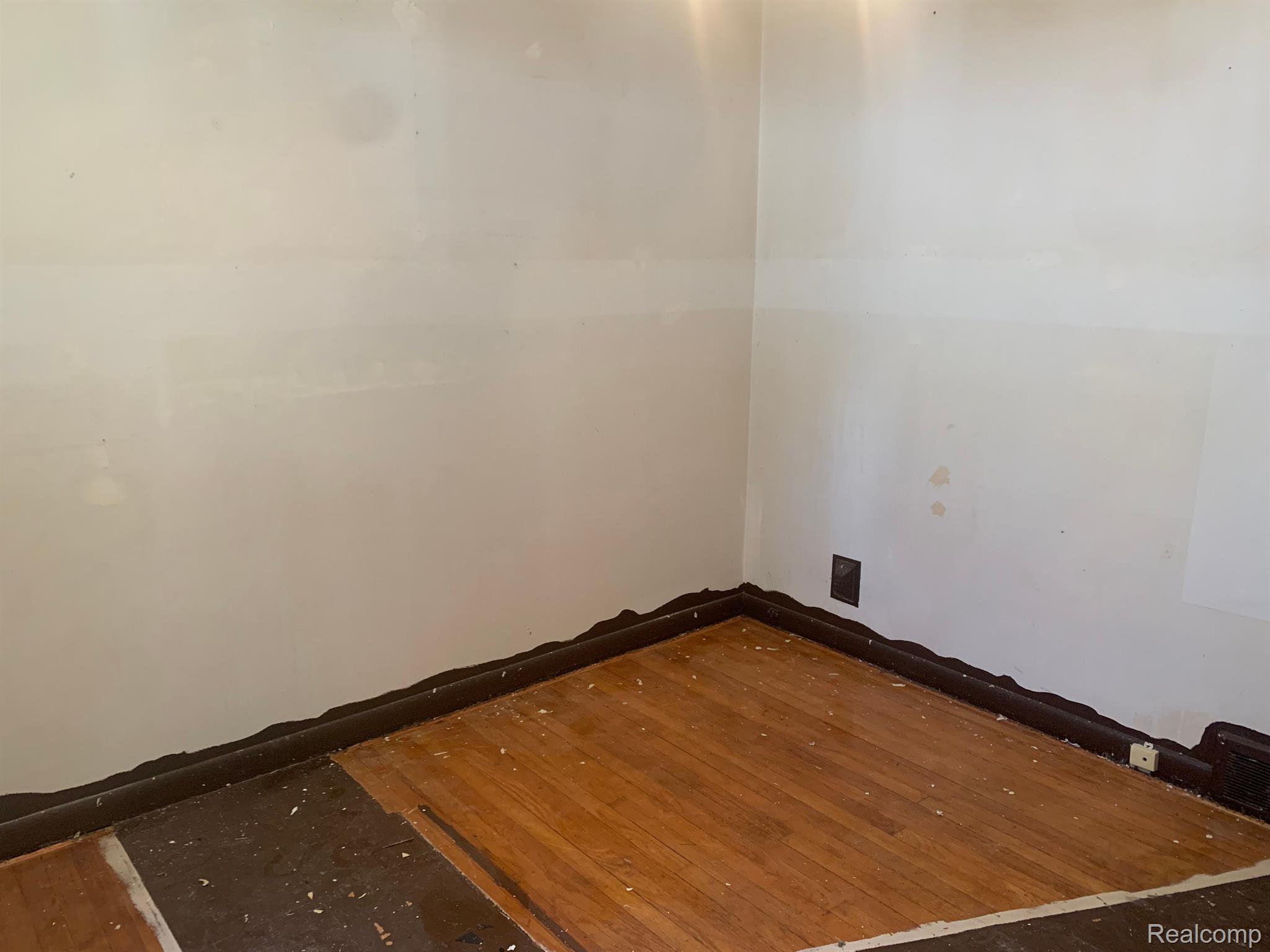 14854 Stephens Road Eastpointe, MI 48021 - Photo 8 of 18 Gallery Image 8