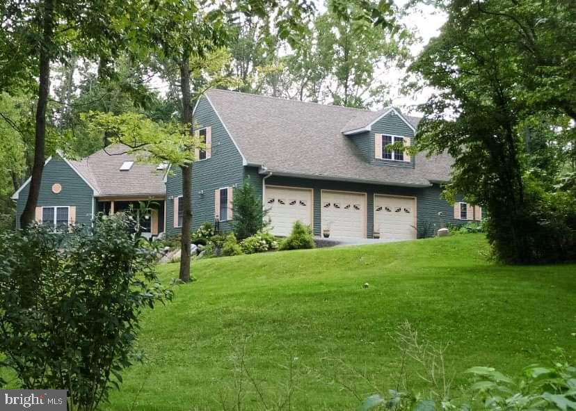 6 Furnace Run Road Boyertown, PA 19512 - Photo 4 of 54 Summertime Exterior Garage Side
