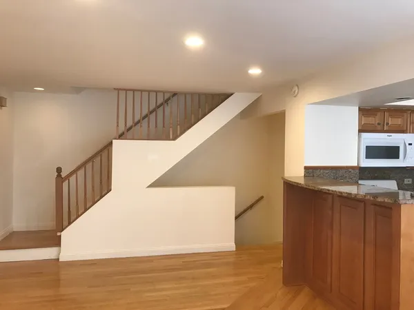 $2,375 | 320 Inverrary Lane, Deerfield, IL 60015