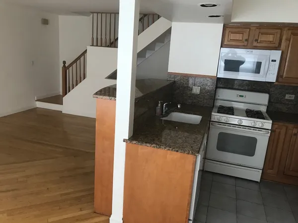 $2,375 | 320 Inverrary Lane, Deerfield, IL 60015