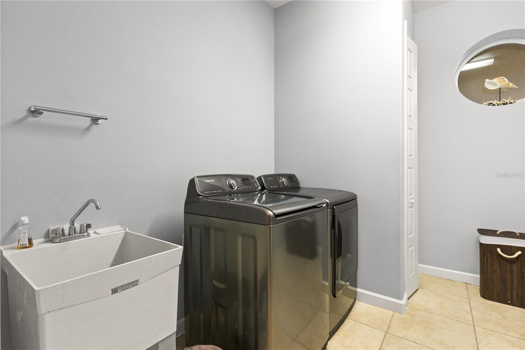 8065 Bridgeport Bay Circle Mount Dora, FL 32757 - Photo 39 of 60 a utility room with dryer and washer