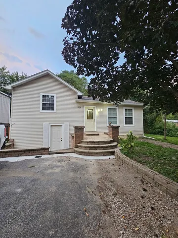 $1,875 | 238 South Sheridan Road, Lakemoor, IL 60051