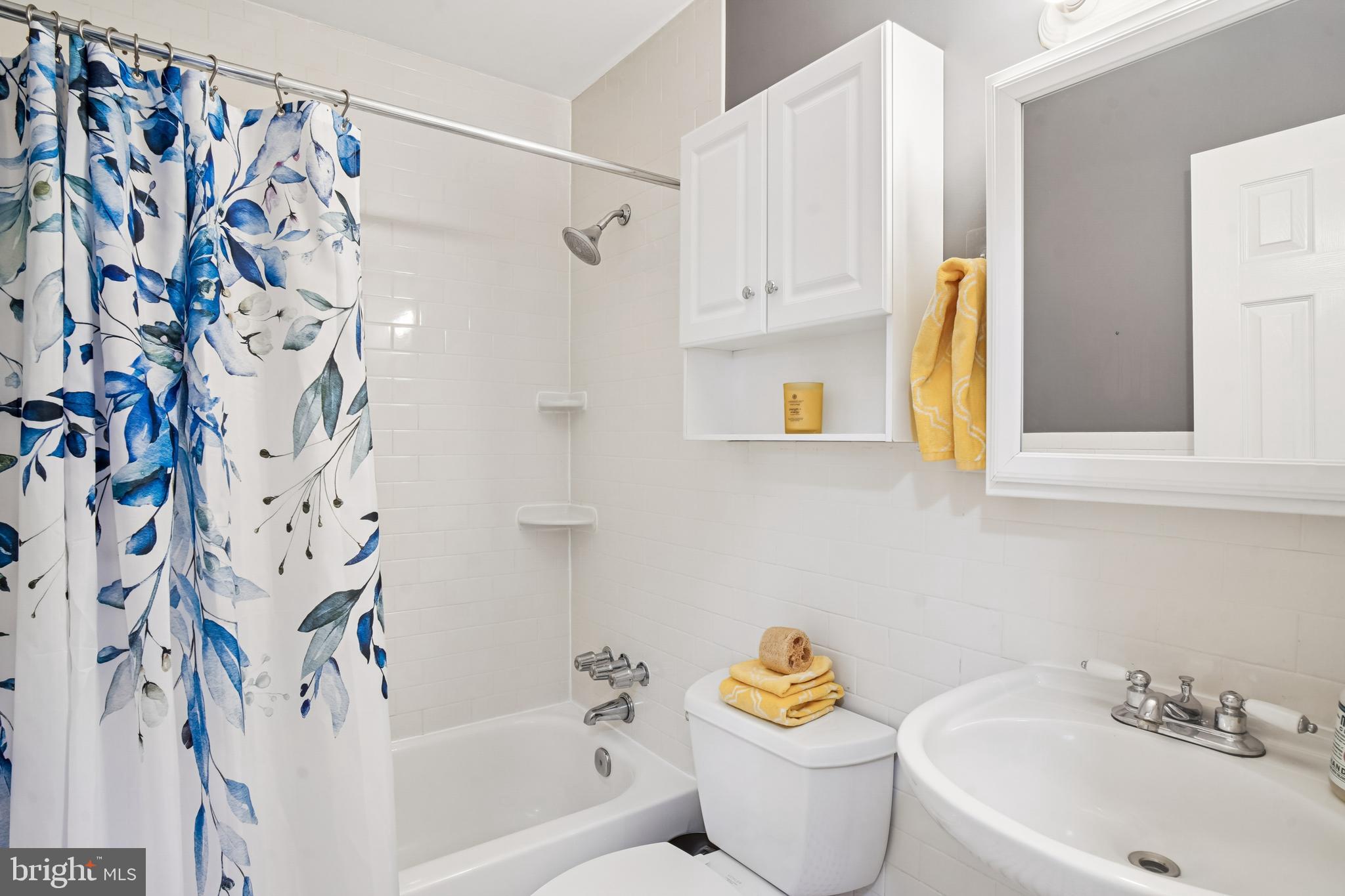 10408 Windfall Court Damascus, MD 20872 - Photo 22 of 38 a bathroom with a bathtub and a sink