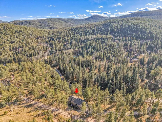 a view of a yard of the house