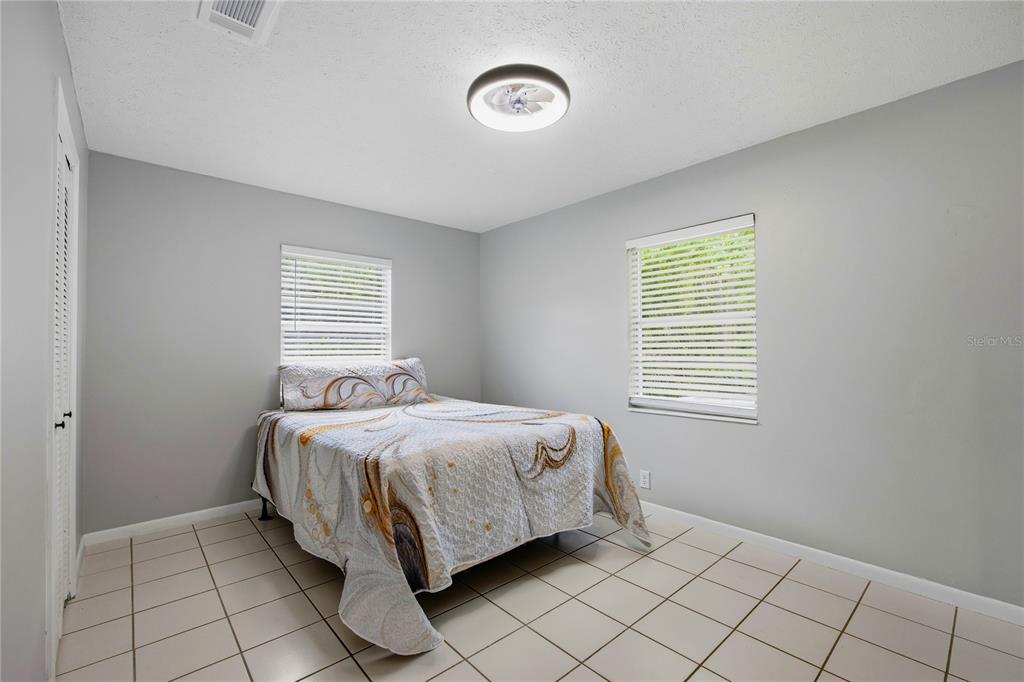 113 Browns Road San Mateo, FL 32187 - Photo 18 of 36 a bed sitting in a bedroom next to a window