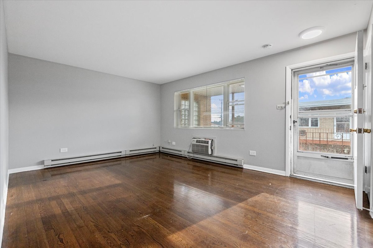 6212 West 64th Place, Unit 202 Chicago, IL 60638 - Photo 13 of 28 an empty room with windows