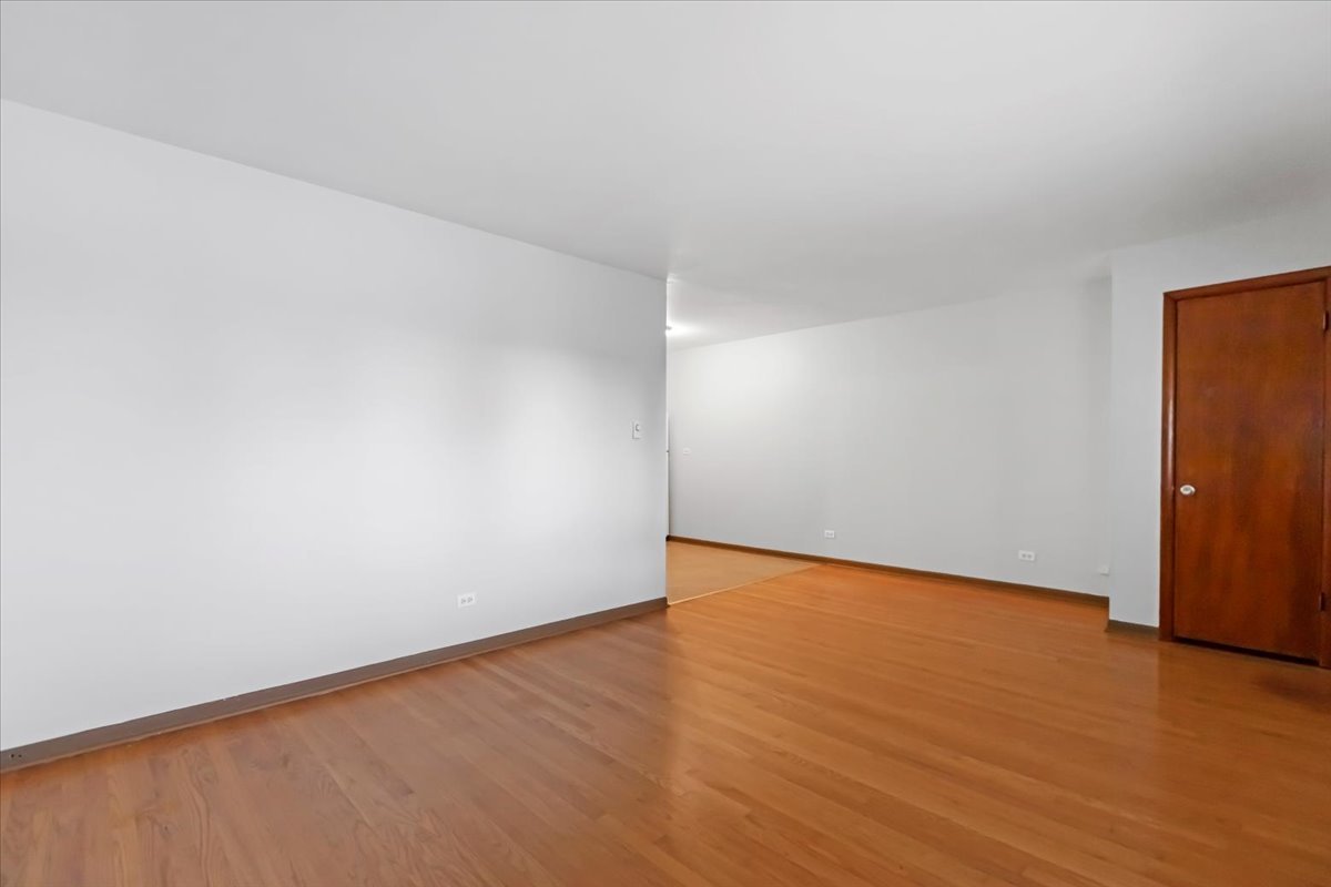 6212 West 64th Place, Unit 202 Chicago, IL 60638 - Photo 9 of 28 a view of an empty room