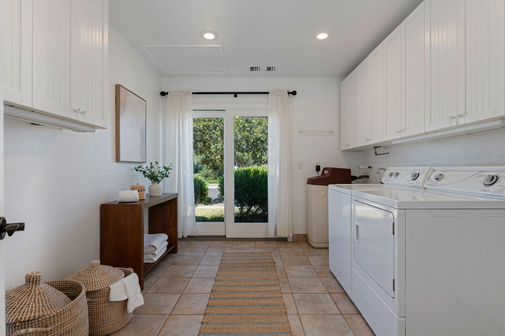 1749 La Coronilla Drive Santa Barbara, CA 93109 - Photo 32 of 40 Laundry room