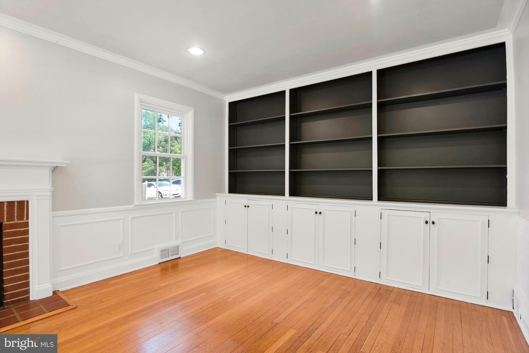 527 Yarmouth Road Towson, MD 21286 - Photo 12 of 61 Living room built-ins