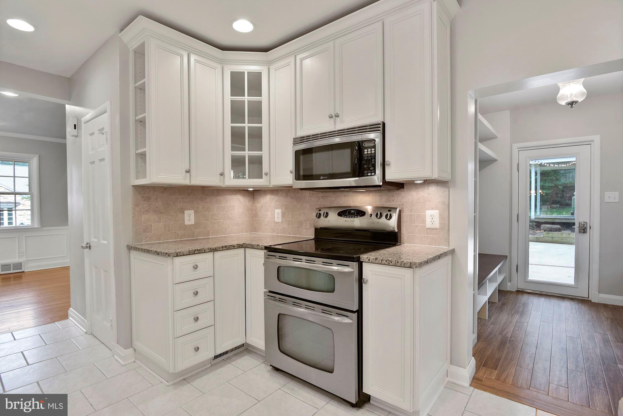 527 Yarmouth Road Towson, MD 21286 - Photo 24 of 61 Kitchen backsplash tile flooring double oven and c