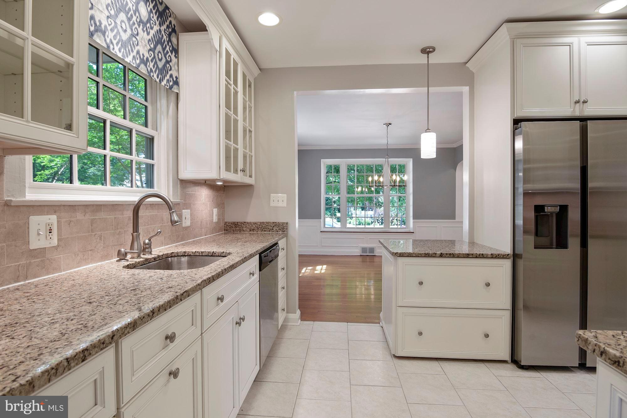 527 Yarmouth Road Towson, MD 21286 - Photo 26 of 61 Kitchen new fridge, granite counter tops.