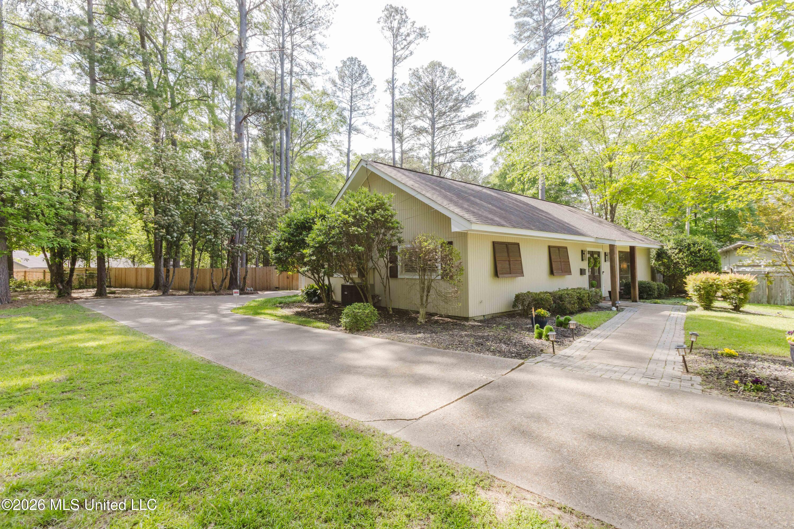 5247 Suffolk Circle Jackson, MS 39211 - Photo 3 of 32 watsonphotography260410110707