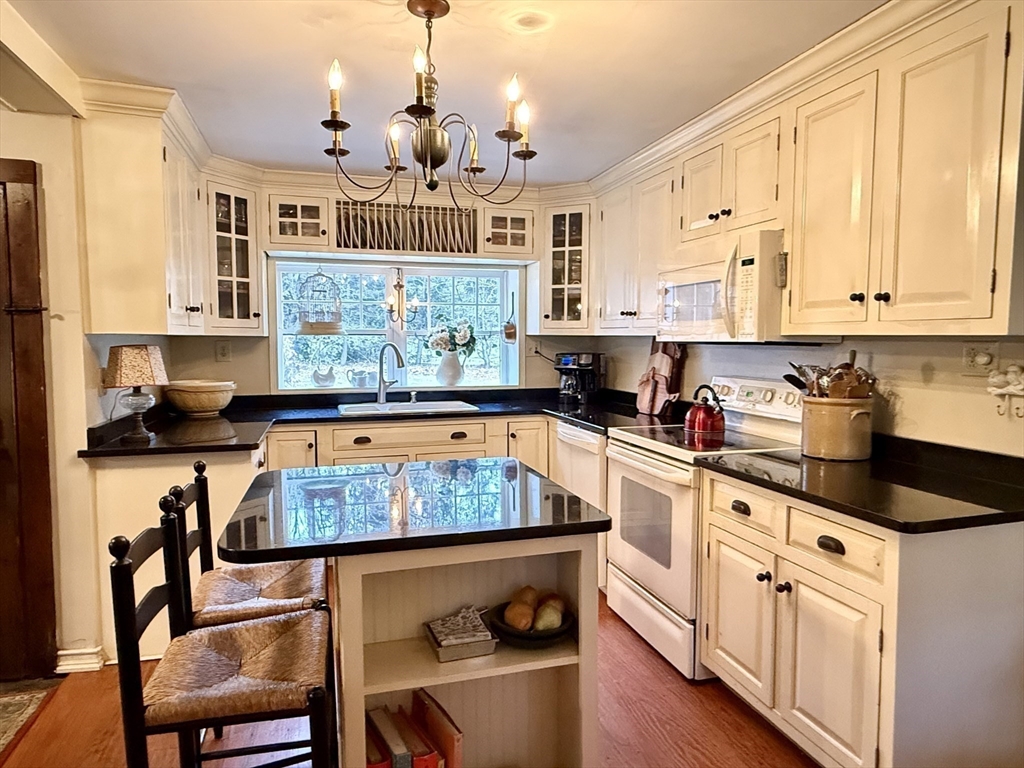 285 Brookfield Road Sturbridge, MA 01518 - Photo 6 of 39