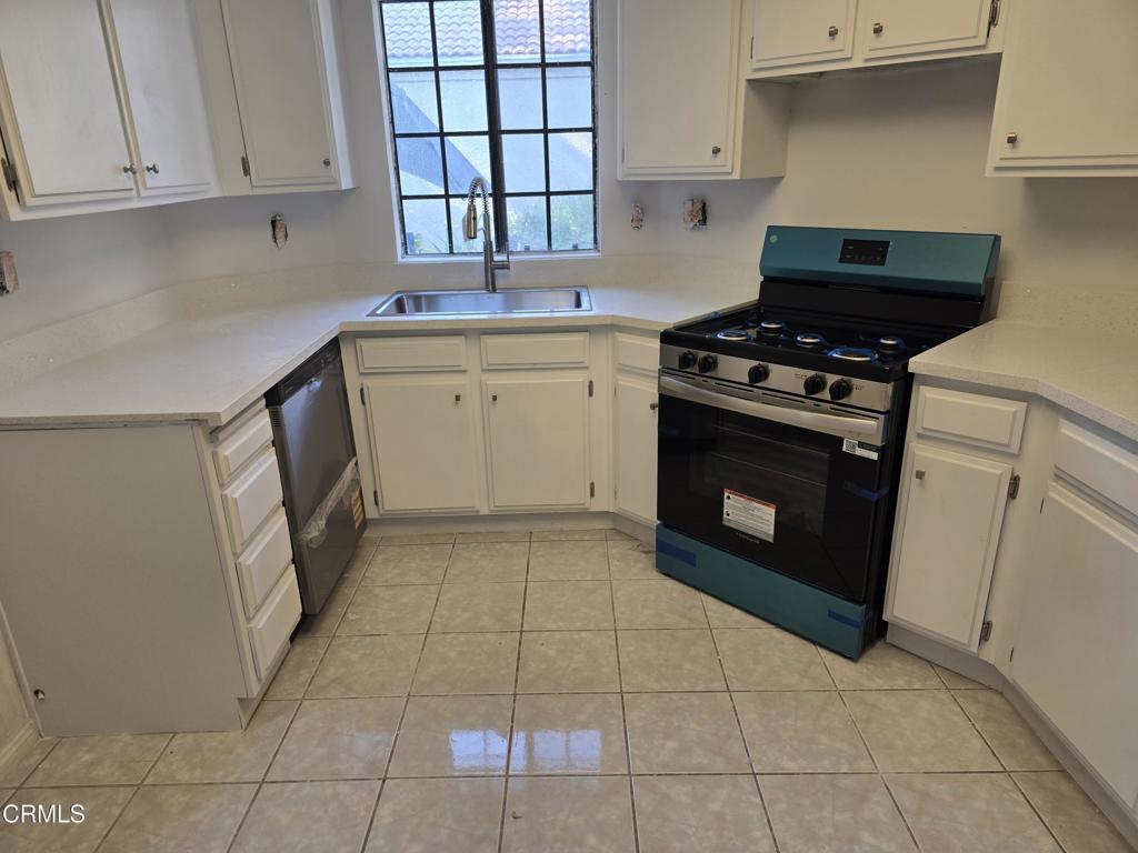 8541 Creekside Place Rancho Cucamonga, CA 91730 - Photo 4 of 18 a kitchen with a stove top oven and cabinets