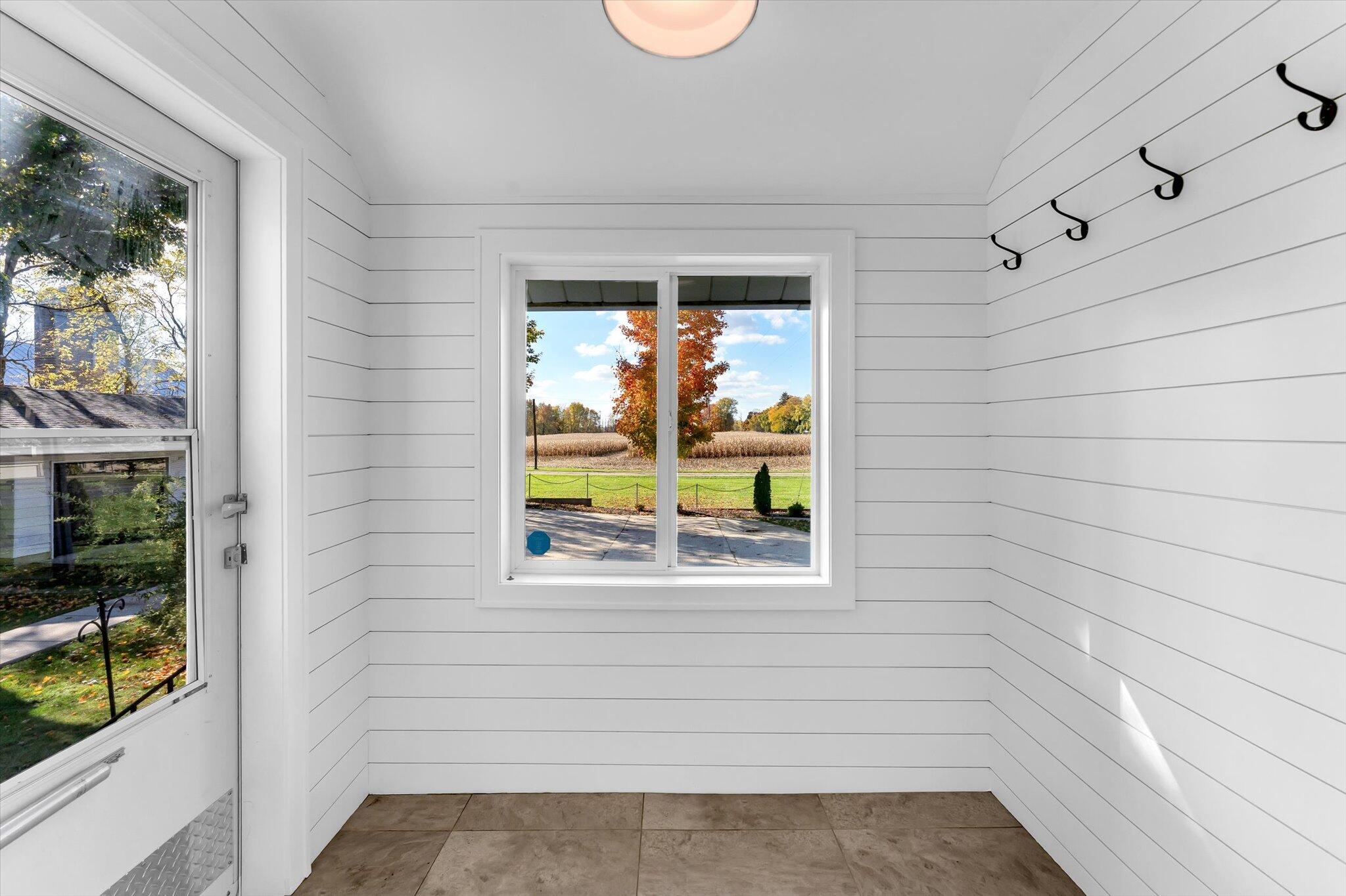 4391 Fruit Ridge Avenue Northwest Grand Rapids, MI 49544 - Photo 7 of 70 Entry