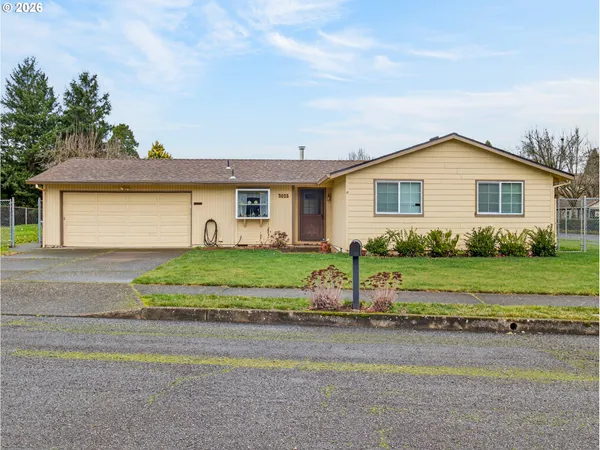 a front view of house with garage and yard