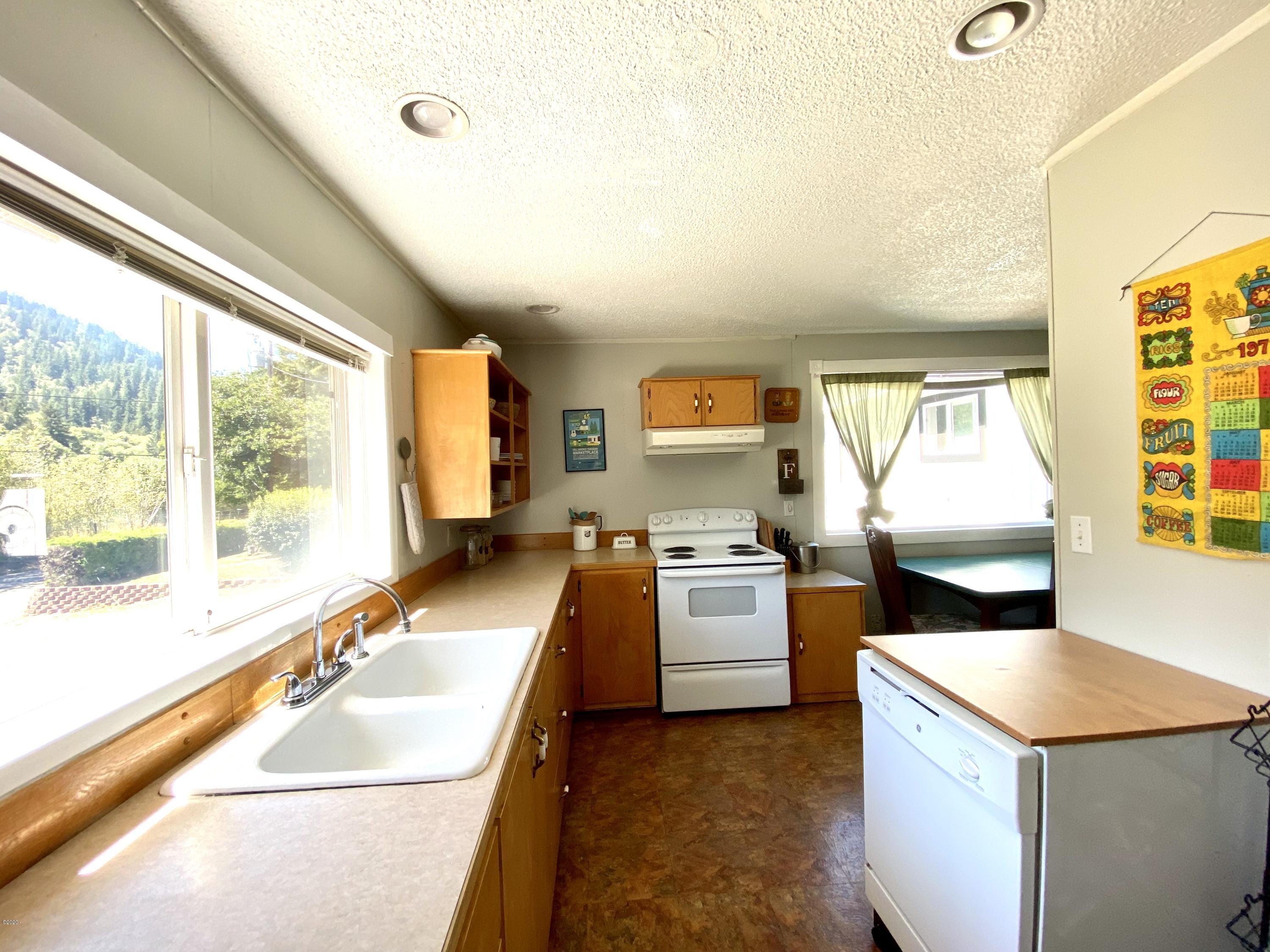33985 Highway 22 Hebo, OR 97122 - Photo 9 of 40 Kitchen