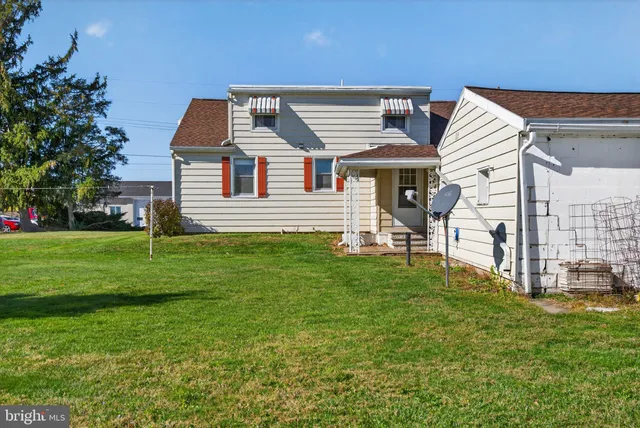 a view of a house with a yard