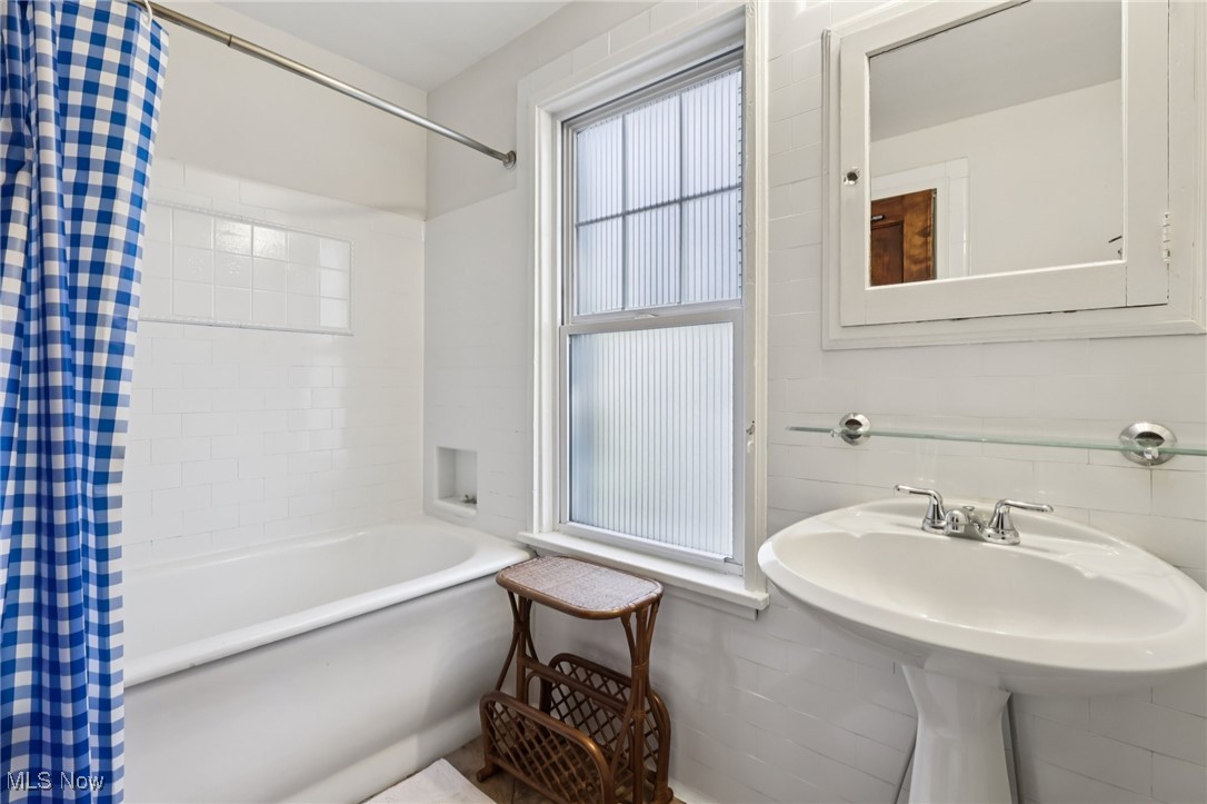 3054 East Overlook Road Cleveland, OH 44118 - Photo 22 of 50 Full bathroom with shower / bath combination with curtain