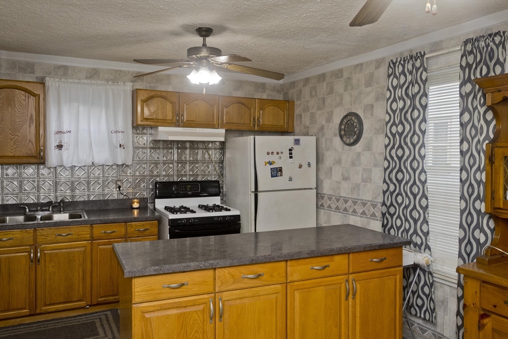 33 Lexington Street Springfield, MA 01107 - Photo 16 of 41 Gallery Image 16