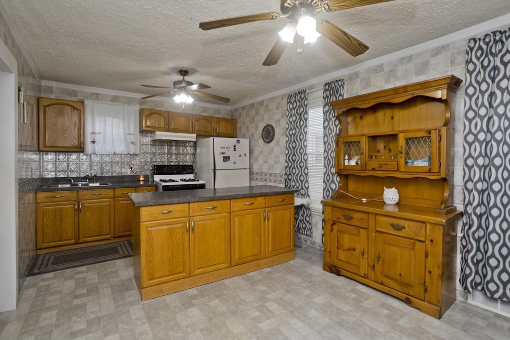 33 Lexington Street Springfield, MA 01107 - Photo 10 of 41 Gallery Image 10