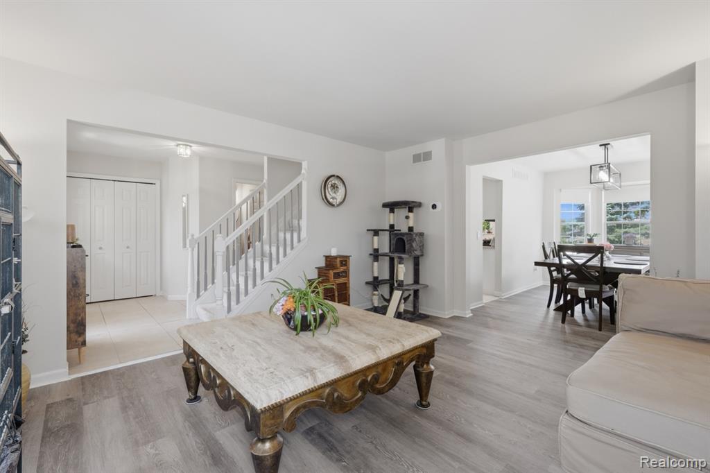 46604 Aarons Way Canton, MI 48188 - Photo 8 of 38