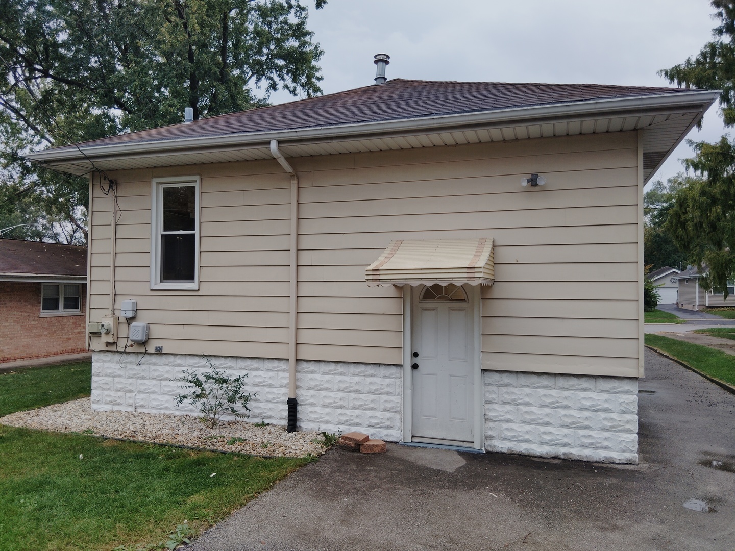 1406 Birch Road Homewood, IL 60430 - Photo 20 of 31 a side view of a house with a yard