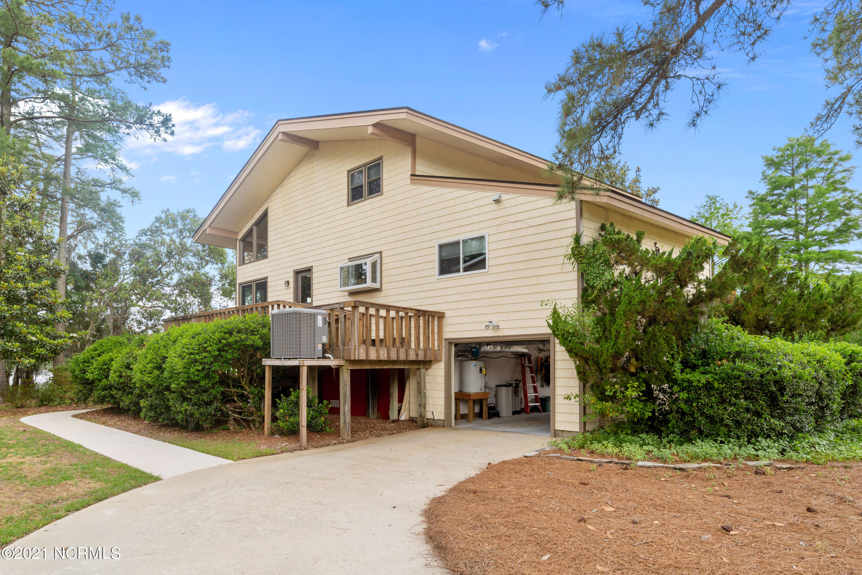 5408 Trade Winds Road New Bern, NC 28560 - Photo 4 of 41 5408 Trade Winds Road-Left Side Vidw