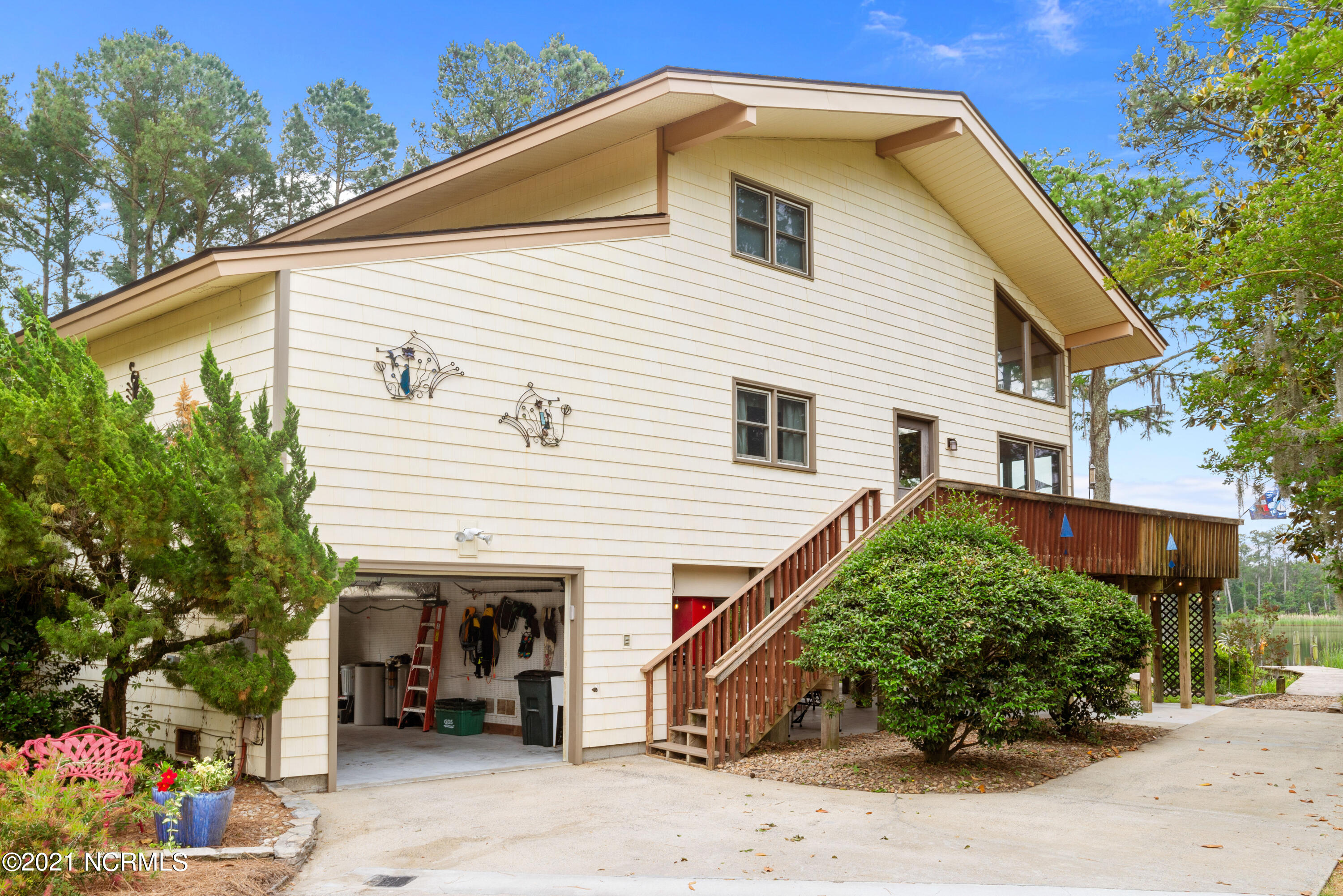 5408 Trade Winds Road New Bern, NC 28560 - Photo 5 of 41 5408 Trade Winds Road-Right Side View
