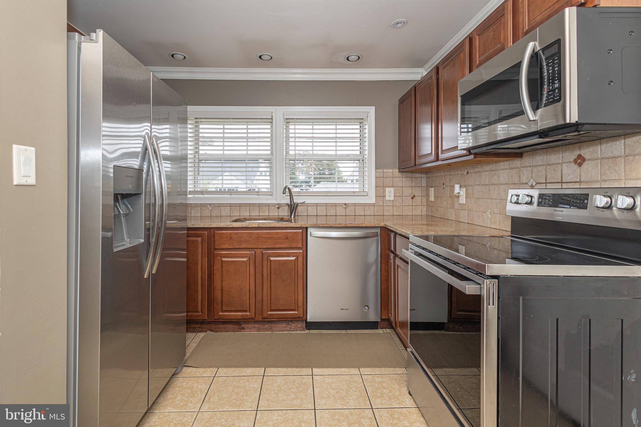 11 High Road Levittown, PA 19056 - Photo 6 of 40