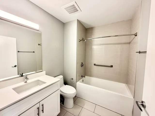 $3,250 | 1900 West Lawrence Avenue, Unit 212, Chicago, IL 60640